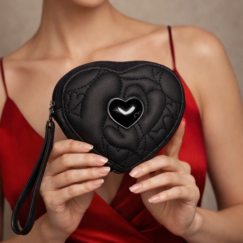 Betsey Johnson NWOT Heart Shaped Quilted Zip Wallet Wristlet Black Change Purse
